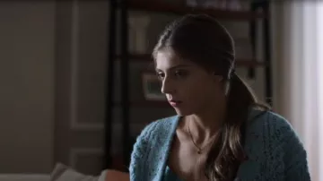Cárdigan de punto grueso de Bimba y Lola usado por Sara (Carmen Arrufat) como se ve en Élite (T07E02)