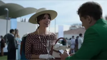 Bolso de juguete Archy Cristine usado por Maribel Verdú como se ve en Elite (S07E02)