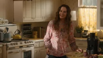 Blusa de cuello dividido con estampado floral floral de flor de cerezo de lima usada por Ruth (Shining Vale) como se ve en Shining Vale (S02E02)