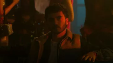Chaleco de diseño Asos con bolsillo en contraste en piedra usado por Dídac (Álvaro de Juan) como se ve en Elite (S07E01)