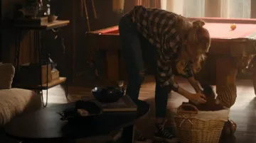 Mother Denim Looker Vaqueros rotos hasta la rodilla usados por Gaynor Phelps (Gus Birney) como se ve en Shining Vale (T02E02)