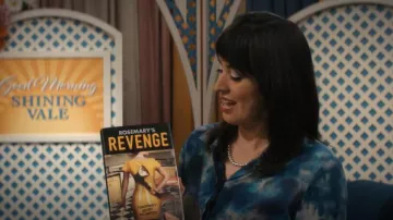 Chemise Zara Tie Dye portée par Robyn Court (Sherilyn Fenn) dans Shining Vale (S02E02)
