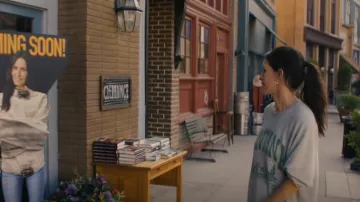 Free People Big Sky Sweatshirt porté par Patricia 'Pat' Phelps (Courteney Cox) comme on le voit dans Shining Vale (S02E02)