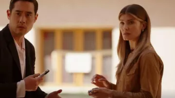 Chaqueta de camionero de cuero de Lucky Brand usada por Addison Augustine (Caitlin Bassett) como se ve en Quantum Leap (S02E04)