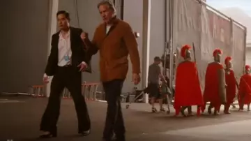 Pantalon Theory Black Demitria porté par le Dr Ben Song (Raymond Lee) tel qu’on le voit dans Quantum Leap (S02E02)