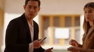 Teoría Carissa Blazer de lana usado por el Dr. Ben Song (Raymond Lee) como se ve en Quantum Leap (S02E02)