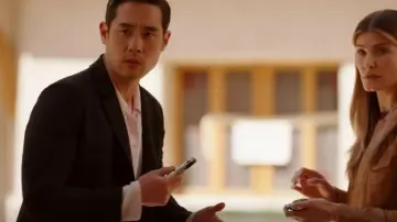 Équipement Leema Chemisier porté par le Dr Ben Song (Raymond Lee) tel qu’on le voit dans Quantum Leap (S02E02)
