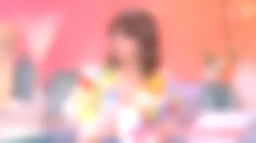 The floral jacket worn by Faustine Bollaert in the show Ça commence aujourd'hui