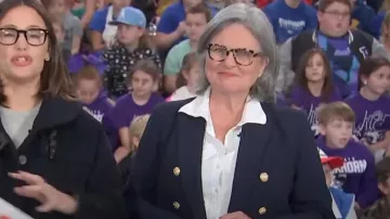 Veste Veronica Beard Miller Dickey en bleu marine avec boutons dorés portée par Cynthia McFadden comme on le voit dans Aujourd’hui le 26 octobre 2023