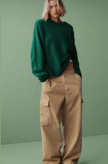 Pantalones cargo caqui holgados de Gap usados por Elsa Hosk en su historia de Instagram el 27 de octubre de 2023
