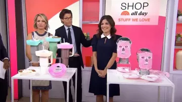 DKNY Mini-robe à col à manches bouffantes portée par Adrianna Barrionuevo Brach comme on le voit dans Aujourd’hui le 26 octobre 2023