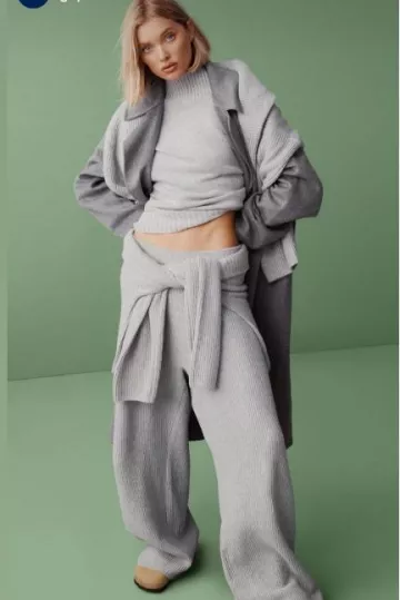 Suéter de cuello alto Gap Cashsoft usado por Elsa Hosk en su historia de Instagram el 27 de octubre de 2023