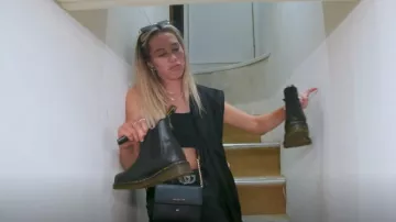 Michael Kors Daniela Bag usado por Sandy Yawn como se ve en Below Deck Mediterranean (S08E05)