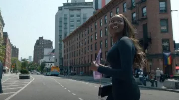 Coach Tab­by Lo­go Plaque Shoul­der Bag worn by Vivian Finch as seen in American Horror Stories (S03E03)