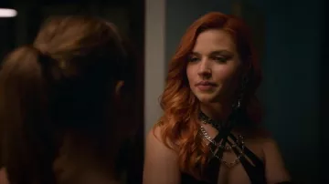 Réplica de Franhais: Vestido con cuello cruzado recortado usado por Chloe (Mirela Balic) como se ve en Élite (T07E01)