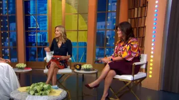 Blusa de crepé estampada Ashley Stewart Twist Front en Potters Clay usada por Juju Chang como se ve en Good Morning America el 27 de octubre de 2023