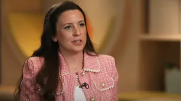 Blazer à carreaux bouclés River Island en rose porté par Rachel Griffin Accurso vu dans Good Morning America le 27 octobre 2023