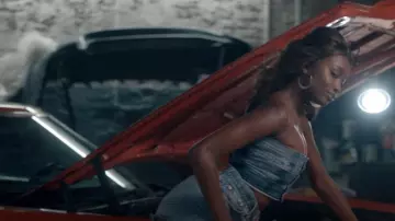 Top bandeau de mezclilla de Zara usado por Vivian Finch como se ve en American Horror Stories (T03E03)