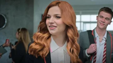 Polo de punto Sandro usado por Chloe (Mirela Balic) como se ve en Elite (T07E07)