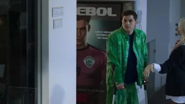 Pantalones cortos del Festival Collusion en verde tie dye usados por Iván Carvalho (Godeliv Van den Brandt) como se ve en Elite (S07E01)