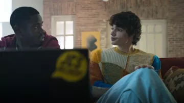 Elite TV series Wardrobe: Joel (Fernando Líndez) is wearing Asos Design Knit­ted Over­sized Jumper season 7, episode 8