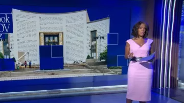 Robe fourreau Dolce & Gabbana à double crêpe à col en V portée par Gayle King dans CBS Mornings le 27 octobre 2023