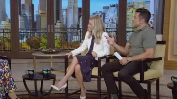 Alexander McQueen Blazer de costume classique à simple boutonnage porté par Kelly Ripa comme on le voit dans LIVE with Kelly and Mark le 26 octobre 2023