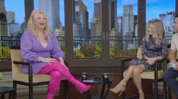 Mini-robe Sandro Ombre à manches ballons et col en V en maille extensible portée par Caroline Rhea comme on le voit dans LIVE with Kelly and Mark le 27 octobre 2023