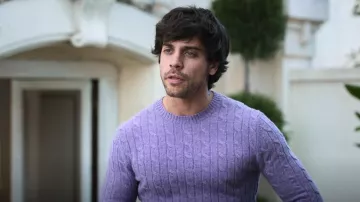 Ralph Lauren El icónico suéter de cachemira de punto trenzado usado por Raúl (Alex Pastrana) como se ve en Élite (T07E08)
