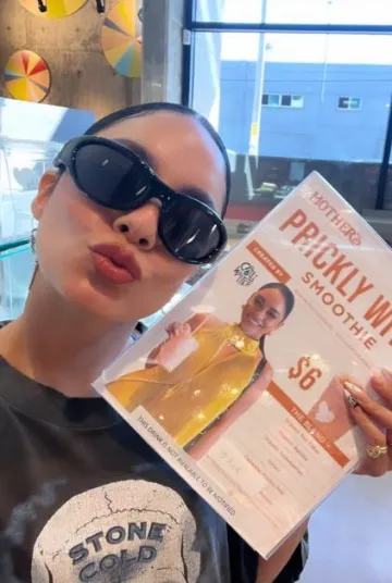 Anillo de compromiso personalizado de diamantes ovalados Chase Gregory usado por Vanessa Hudgens en su historia de Instagram el 28 de octubre de 2023