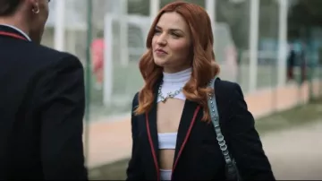 Sac à bandoulière en jean clouté Zara porté par Chloé (Mirela Balic) comme on le voit dans Elite (S07E04)