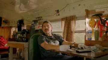 Le t-shirt à manches courtes The Mountain Men Three Wolf Moon porté par Brady (Pat Thornton) dans Acting Good (S02E01)