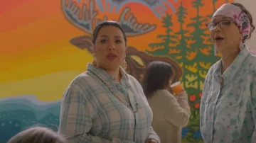 Camisa a cuadros azul American Eagle usada por Jo (Roseanne Supernault) como se ve en Acting Good (T02E01)