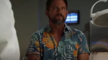 Vissla Gar­den Isle Short Sleeve Wo­ven worn by Rick (Zachary Knighton) as seen in Magnum P.I. (S05E14)