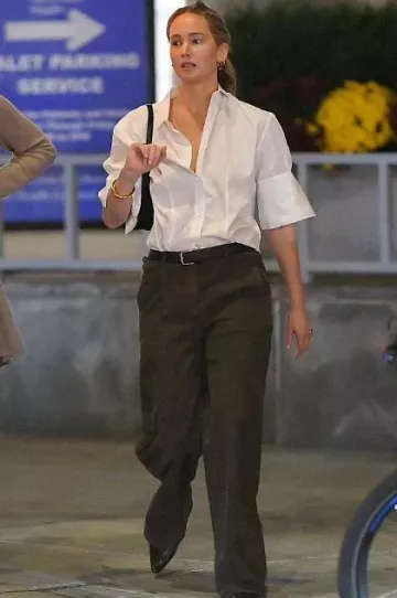 Pantalones Bremy de The Row usados por Jennifer Lawrence en la ciudad de Nueva York el 28 de octubre de 2023