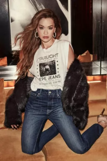 Pepe Jeans Ultra High Waist Taper Fit Sparkle Jeans porté par Rita Ora lors de la campagne Pepe Jeans le 27 octobre 2023
