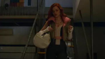Gilet matelassé court Zara porté par Chloé (Mirela Balic) dans Elite (S07E05)