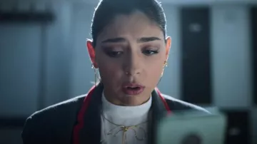 Collar de lazo de Beatriz Palacios usado por Sara (Carmen Arrufat) como se ve en Élite (T07E06)