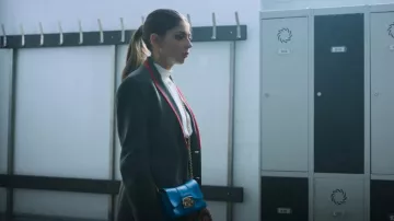 Bolso de hombro Furla Metropolis S Cerulean usado por Sara (Carmen Arrufat) como se ve en Elite (T07E06)