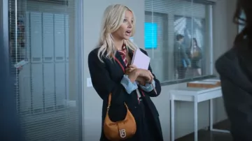 Bolso bandolera Les Petits Joueurs Cindy Crystal-Logo usado por Isadora Artiñán (Valentina Zenere) como se ve en Elite (S07E06)