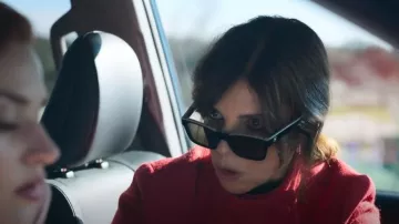Lunettes de soleil carrées Chanel portées par Carmen (Maribel Verdú) vues dans Elite (S07E06)