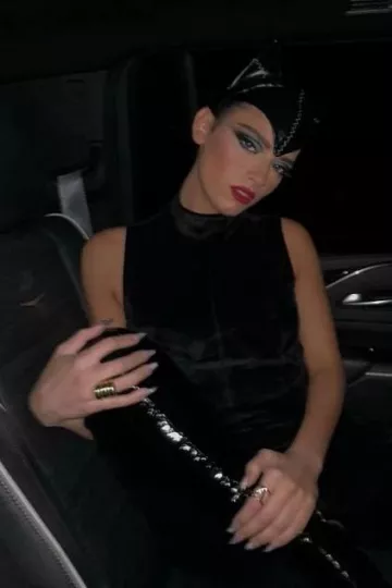 Leg Avenue Feline Femme Fatale Costume Mask worn by Dixie D'Amelio on her Instagram post on October 27, 2023