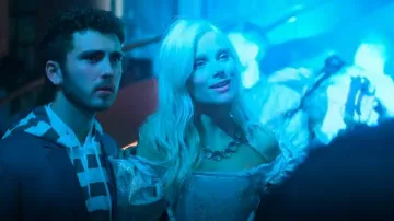 Conjunto de collar y pendientes de joyería transparente gris divino de Olivia usado por Isadora Artiñán (Valentina Zenere) como se ve en Elite (T07E06)