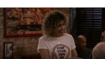 Camiseta de Mother Keep Your Tips Up usada por Eve (Jess Salgueiro) como se ve en Frasier (S01E04)