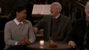 Pendientes colgantes de plata de Kendra Scott Alex usados por Olivia (Toks Olagundoye) como se ve en Frasier (S01E04)