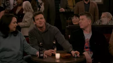 Sweat-shirt à capuche Carhartt de poids moyen porté par Freddy Crane (Jack Cutmore-Scott) comme on le voit dans Frasier (S01E04)