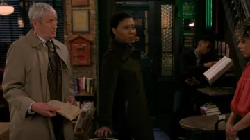 Abrigo militar Mackage Elodie usado por Olivia (Toks Olagundoye) como se ve en Frasier (S01E04)