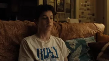 T-shirt imprimé Roxy porté par Percy (Andrew Barth Feldman) comme on le voit dans No Hard Feelings