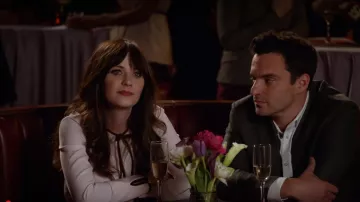 El vestido rosa de cuello redondo que lleva Jess Day (Zooey Deschanel) en la serie New Girl (T07E07)