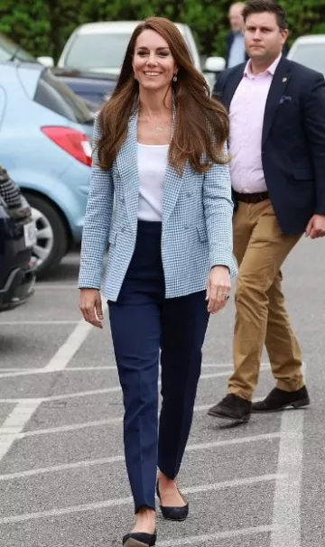 Blazer de pata de gallo cruzado de Zara en azul usado por Kate Middleton en Winsdsor Family Hub el 6 de junio de 2023